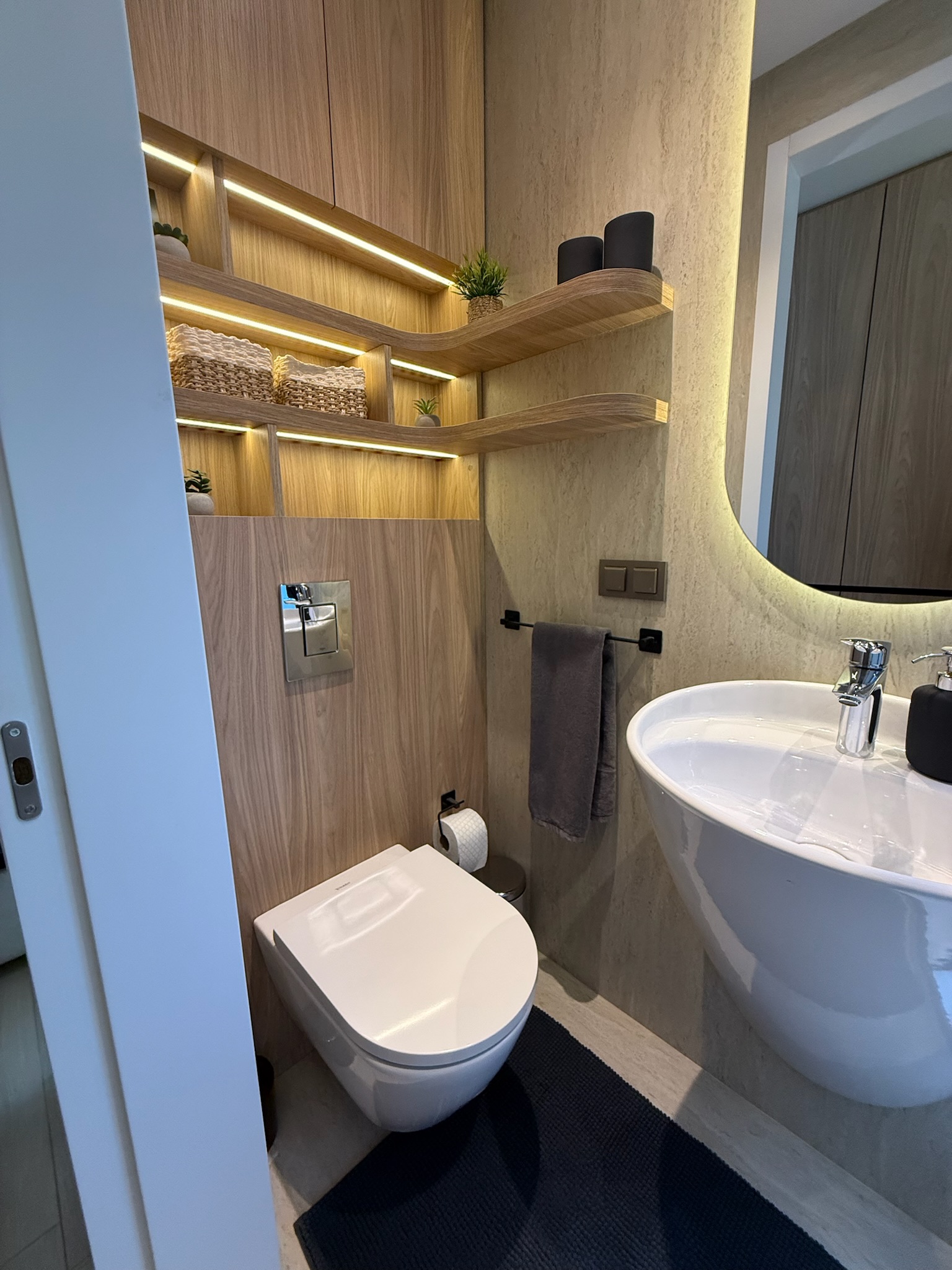 Badezimmer mit Glasdusche und Holzverkleidung