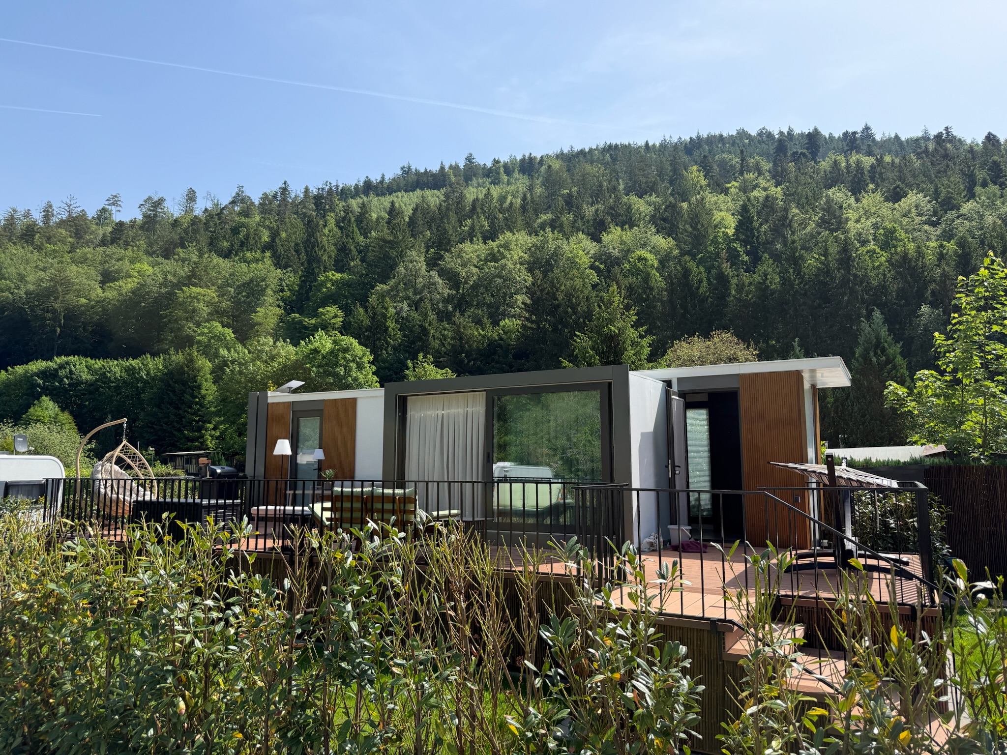 Tiny House Oase - Außenansicht mit Waldpanorama