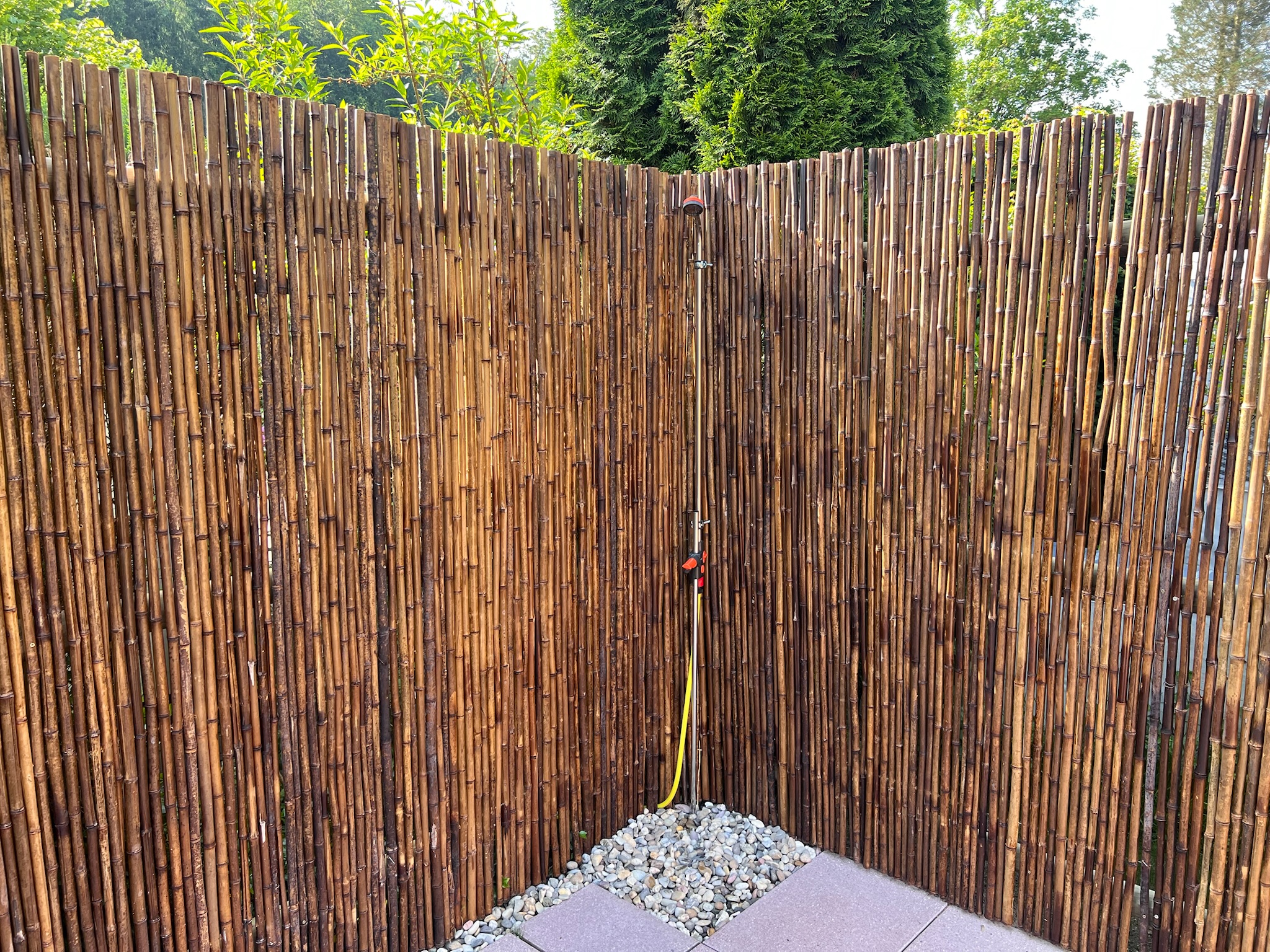 Outdoor-Dusche mit Bambusverkleidung