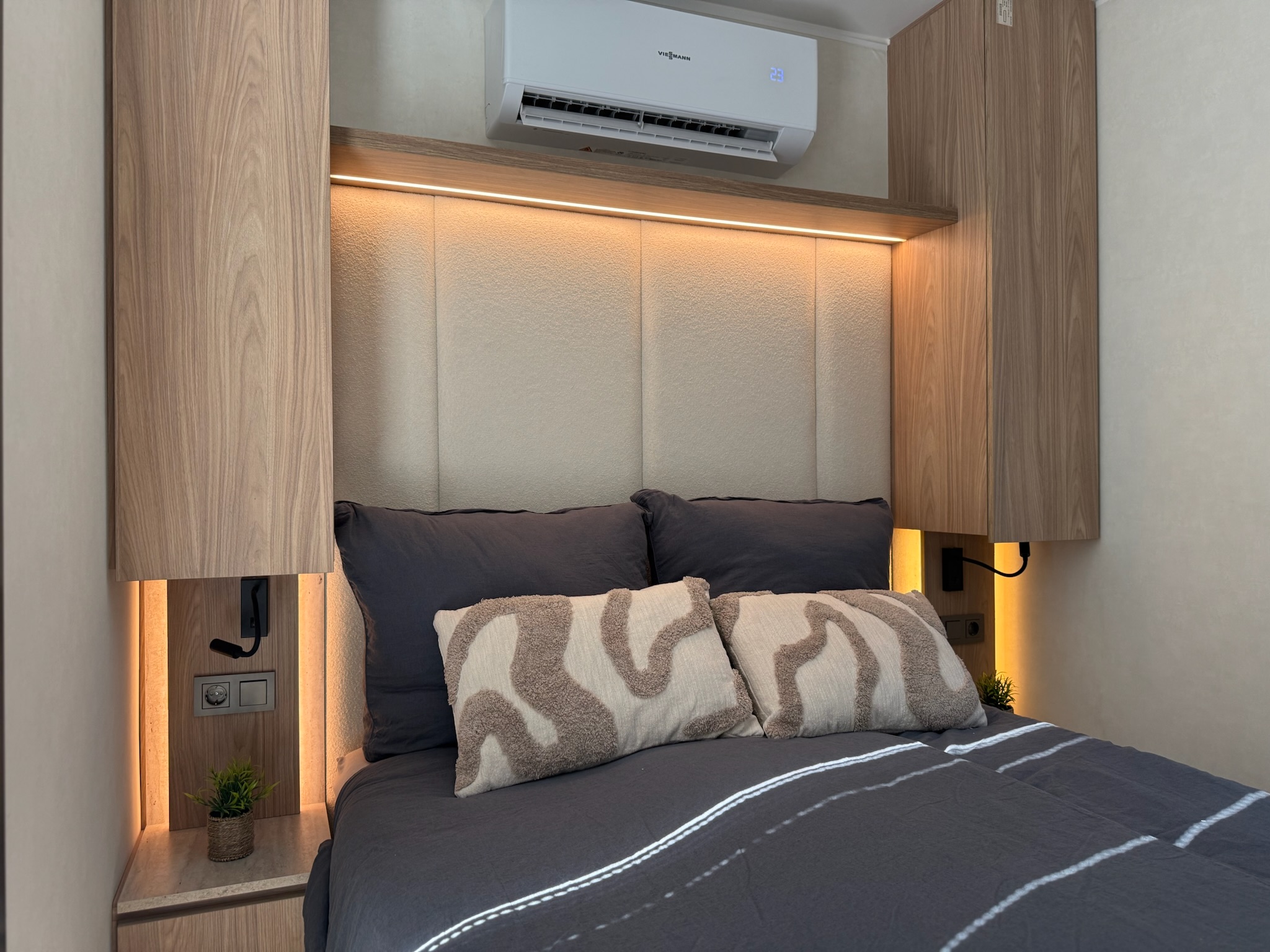 Schlafbereich mit Doppelbett und Ambientelicht