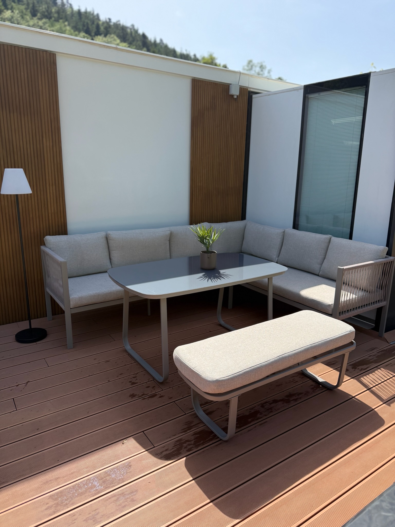 Terrasse mit Lounge-Möbeln