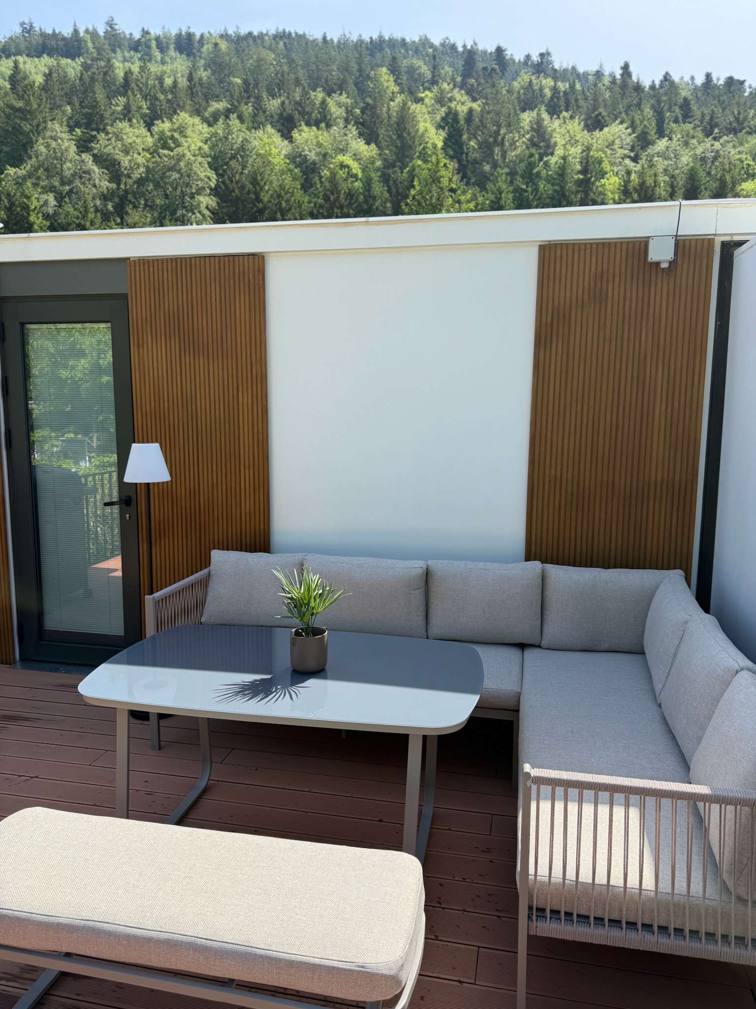 Terrasse mit Lounge-Ecke und Waldblick