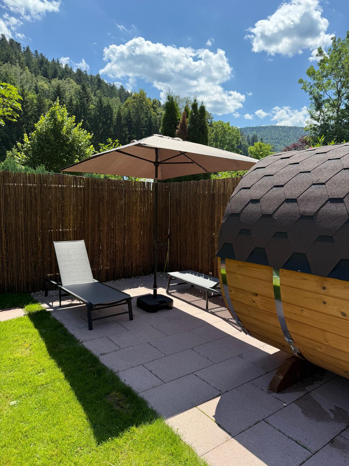 Sauna tonneau privé avec vue sur la Forêt-Noire