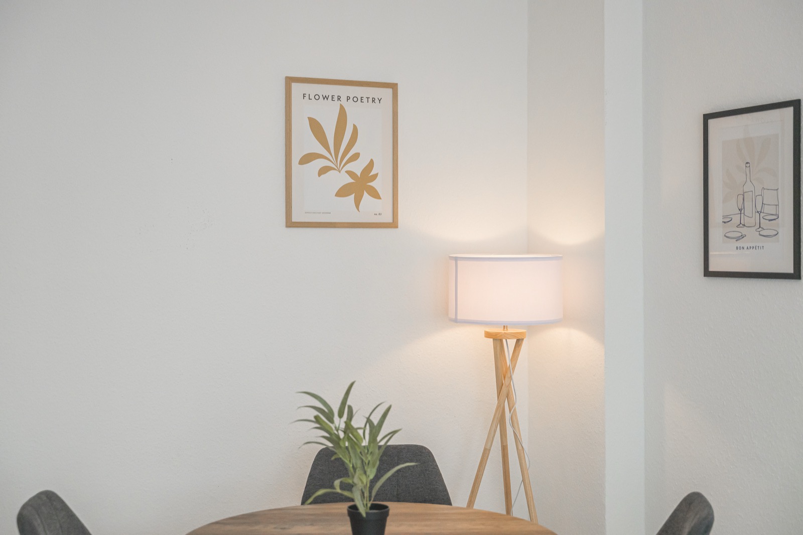 Essbereich einer möblierten Wohnung auf Zeit