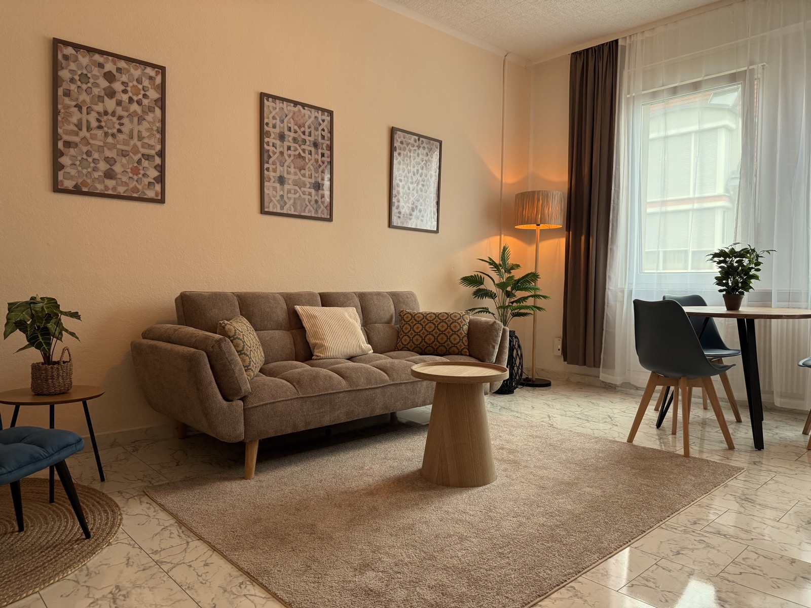 Eingerichtetes Wohnzimmer mit Arbeitsplatz