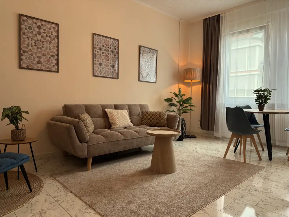Eingerichtetes Wohnzimmer mit Arbeitsplatz