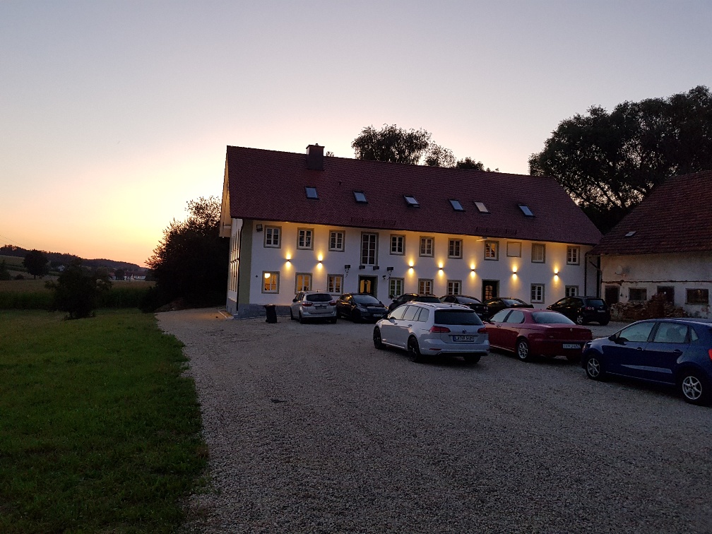 Steigerhof Monteurhaus bei Landshut - Außenansicht bei Abenddämmerung