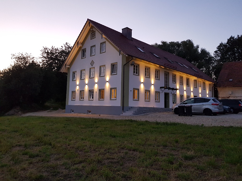 Steigerhof - Gebäude mit Parkplatz am Abend
