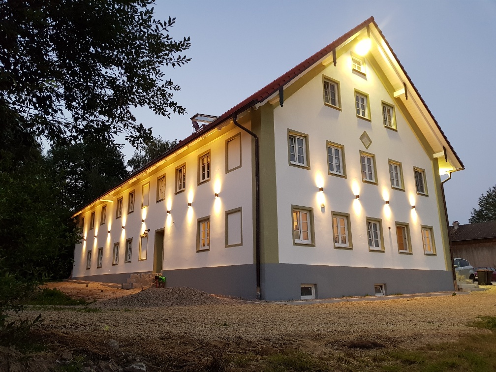Steigerhof - Seitenansicht mit Parkfläche