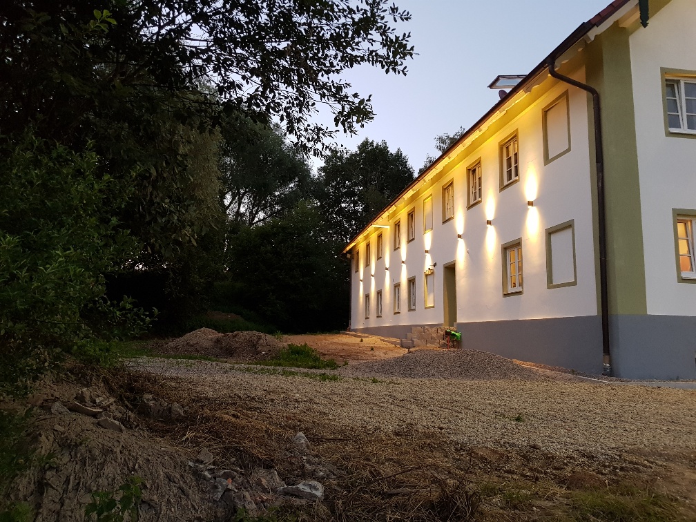 Steigerhof - Fassade mit beleuchteten Fenstern