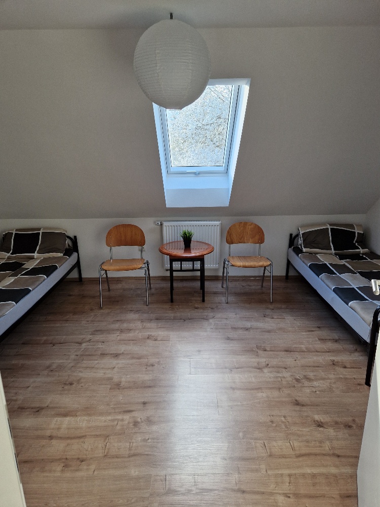 Steigerhof - Mehrbettzimmer mit Sitzgelegenheit