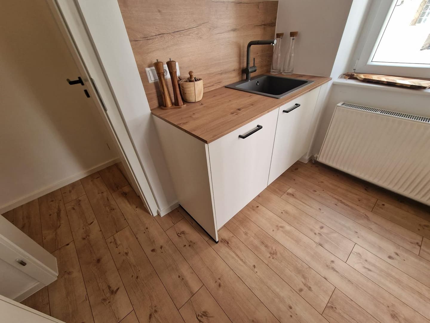 Design-Apartment Stuttgart-West, Schlafzimmer mit Queensize-Doppelbett
