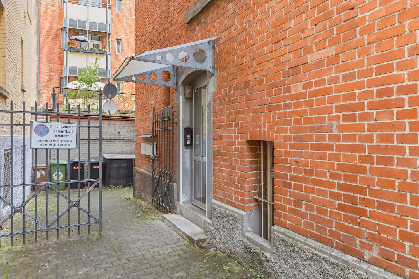 Hauseingang mit Vordach im Innenhof