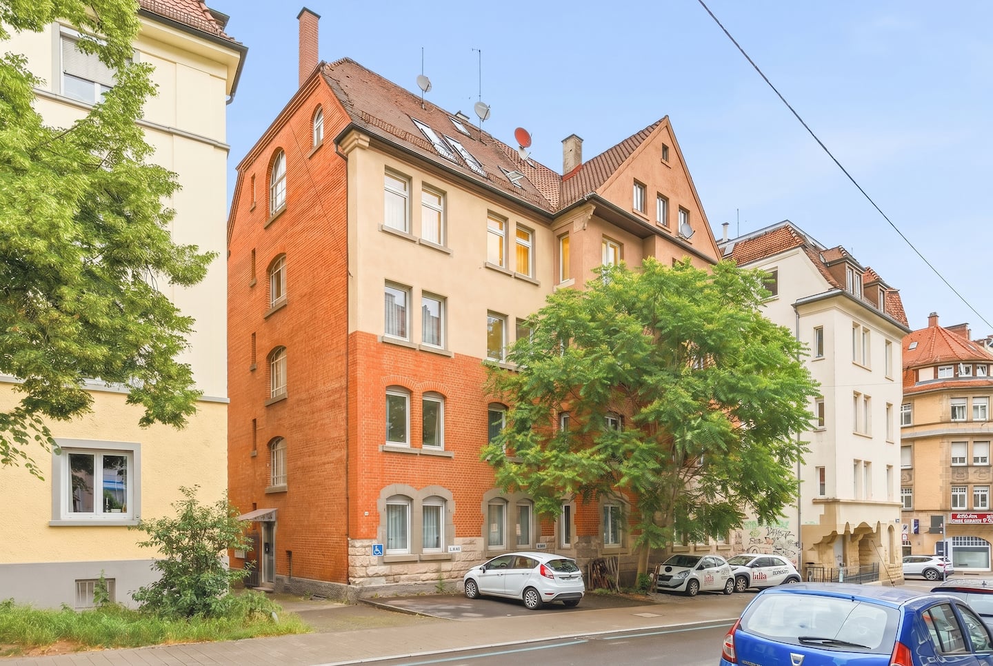 Roter Backsteinbau - Straßenansicht des Hauses