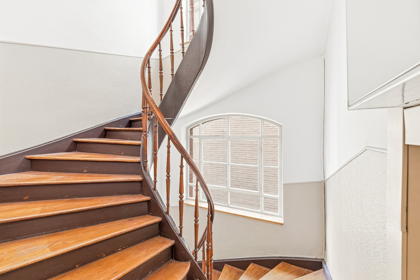 Historisches Treppenhaus mit gewendelter Holztreppe
