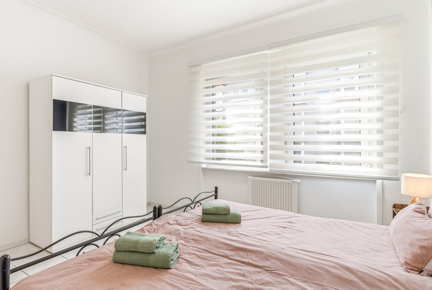 Schlafzimmer mit geräumigem Kleiderschrank