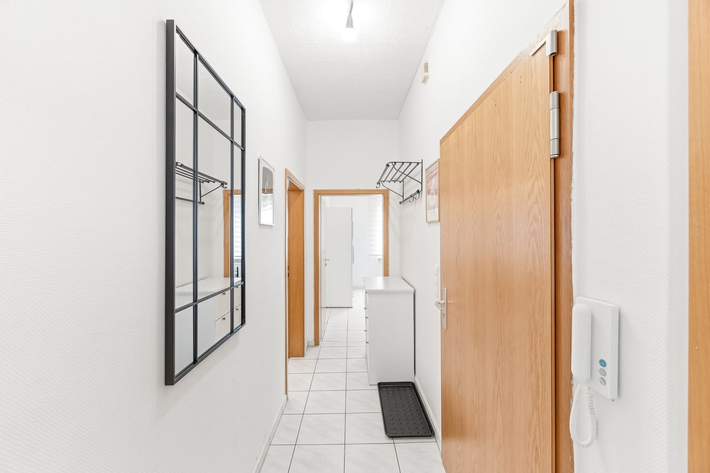 Eingangsflur mit Spiegel und Garderobe