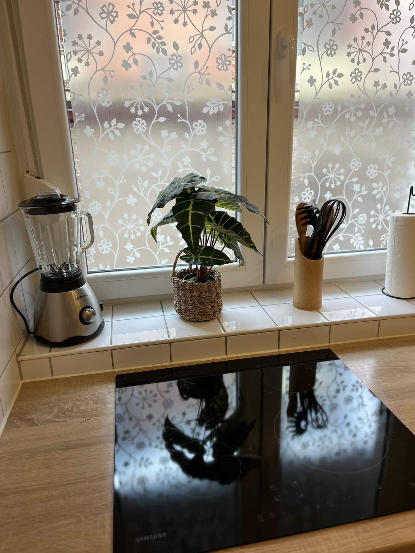 Blick über das Ceranfeld zum hellen Küchenfenster