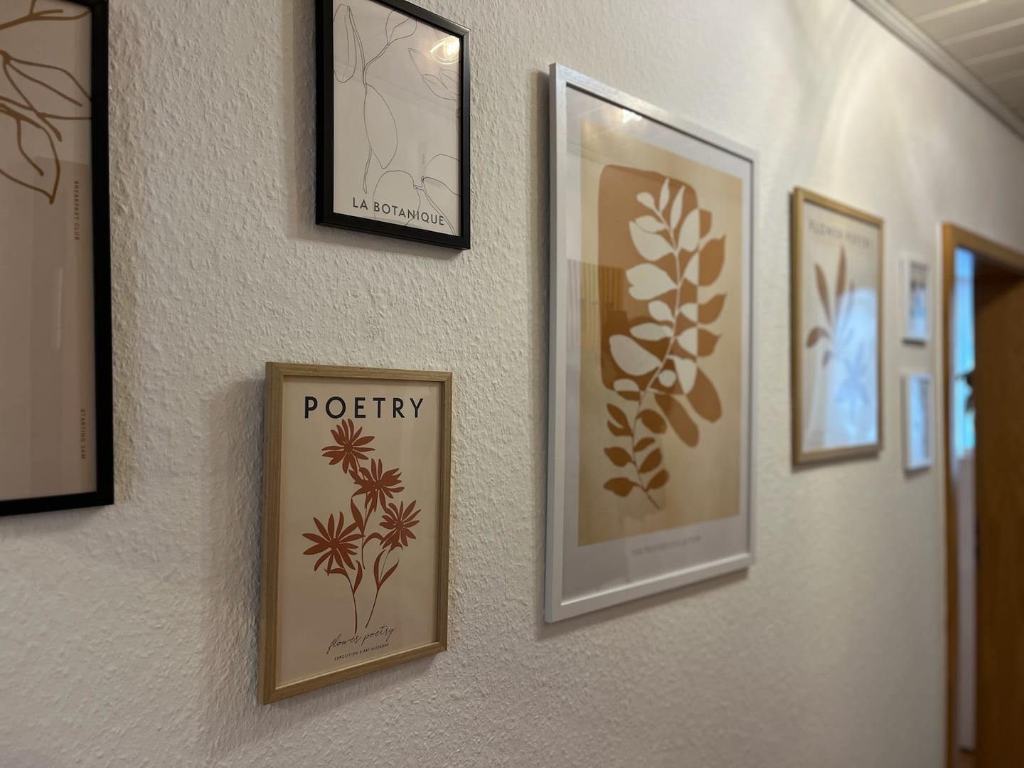 Liebevoll gestaltete Bildergalerie mit botanischen Postern im Flur