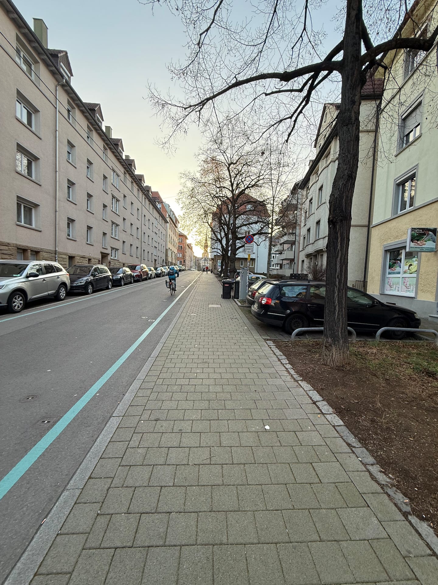 Ruhige Wohnstraße mit Radweg in zentraler Stuttgarter Lage