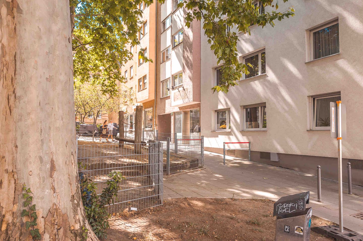 Ruhige, baumbestandene Straße im Heusteigviertel vor dem Haus